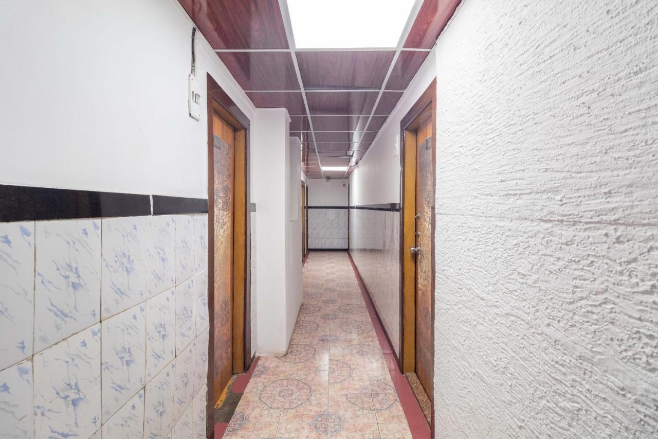 Oyo 71397 Guru 3* Mumbai